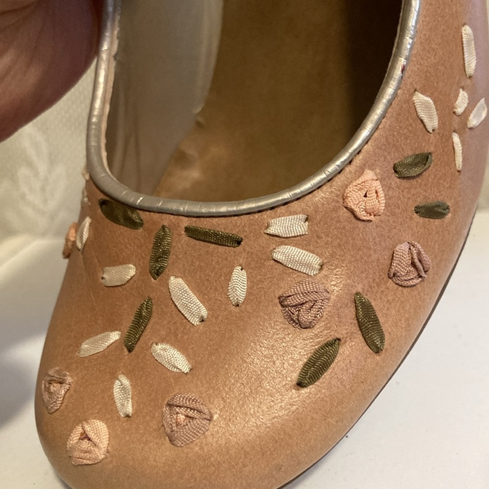 Steve Madden never worn Y2K tan leather pumps, ribbon flower embroidery, 6 1/2 - Picture 5 of 14
